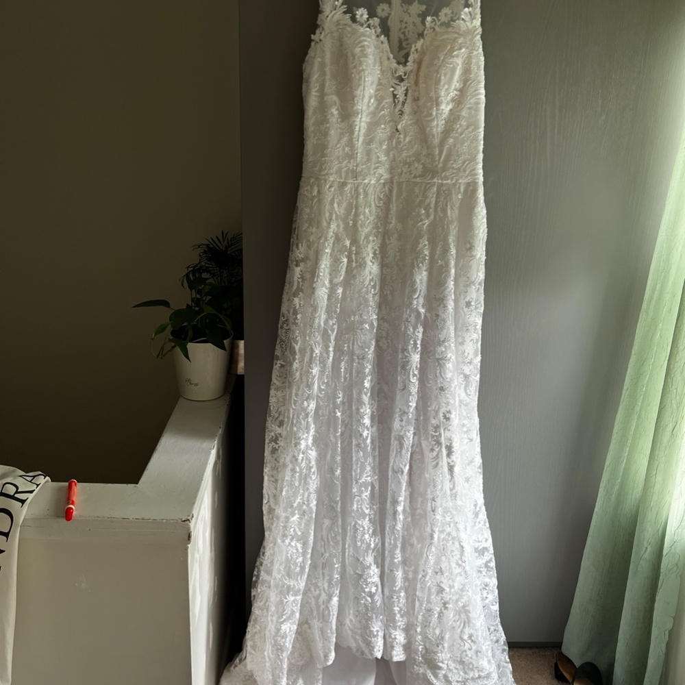 All Lace sleeveless sweetheart neck wedding dress